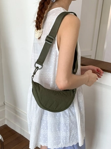 Sac bandoulière demi-lune vert en nylon avec large sangle réglable en toile