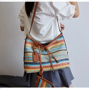 Détail du sac bandoulière tissé coloré avec lanières en cuir et mini porte-monnaie