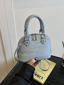 Sac coquillage en denim bleu avec strass brillants et bandoulière réglable