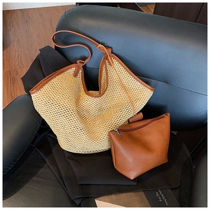 Détail du grand sac cabas tressé avec bordure en cuir et pochette assortie