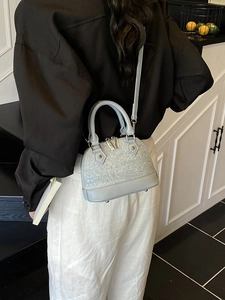 Sac à main chic bleu clair en forme de coquille avec tweed et bandoulière