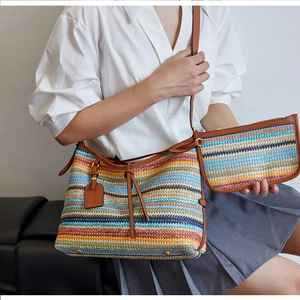 Détail du sac fourre-tout tissé à rayures arc-en-ciel avec bandoulière en cuir et pochette