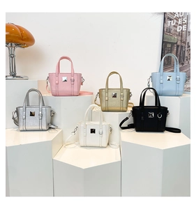 Dettaglio mini borse tote in pelle granulata in sei colori con borchie e tracolle