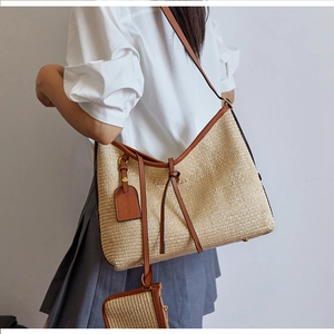 Détail du sac cabas tissé à la main avec texture de paille crème et brides en cuir
