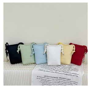 Détail de mini sacs à bandoulière pour téléphone en plusieurs couleurs avec lanières