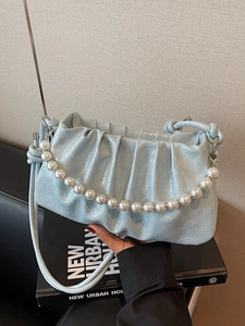 Borsa a nuvola plissettata azzurra con catena di perle bianche e tracolla in pelle