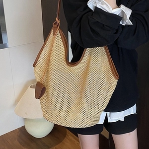 Grand sac fourre-tout en paille tressée avec bordure en cuir marron et breloque cœur