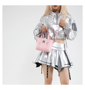 Dettaglio della mini borsa a secchiello rosa con finiture argentate e pelle sintetica liscia