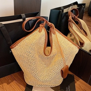 Sac fourre-tout en paille d'été avec bordure en cuir marron et structure triangulaire