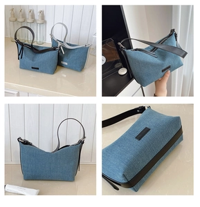Dettaglio della borsa a spalla in denim con cinturini in pelle nera e logo in metallo