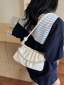 Borsa a mano bianca increspata a nuvola con perle decorative e tracolla in pelle