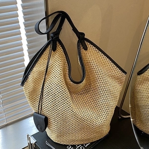 Grand sac cabas tressé avec lanières en cuir noir dans un intérieur minimaliste chic