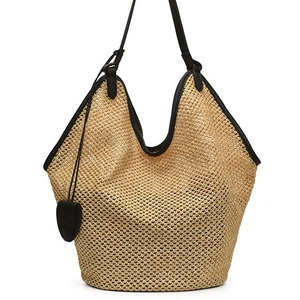 Grand sac cabas en paille avec garniture noire et pendentif cœur pour l'été chic