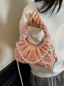 Borsa cloud rosa plissettata con elegante catena di perle e tracolla regolabile da donna