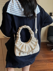 Borsa a nuvola plissettata bianco off-white con catena di perle e tracolla su modella