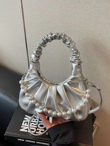 Borsa a nuvola metallizzata argento con pieghe e raffinata catena di perle