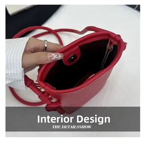 Détail intérieur du mini sac bandoulière rouge texture litchi et fermoir aimanté