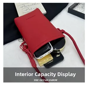 Vue détaillée montrant la capacité interne du petit sac bandoulière rouge en cuir texturé