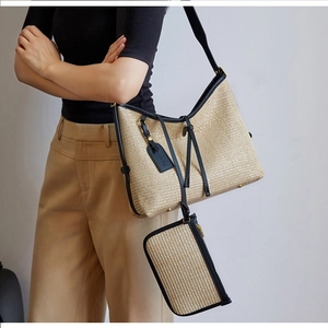 Détail du sac fourre-tout en paille tressée avec lanières en cuir noir et pochette