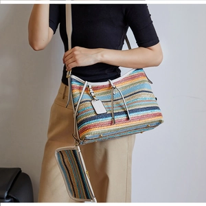 Détail du sac cabas tissé à rayures multicolores avec pochette assortie et bordure
