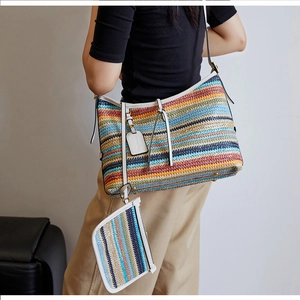 Détail du sac cabas tissé à rayures colorées avec bordure en cuir et petite pochette