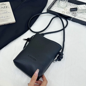 Gros plan du sac de téléphone en cuir PU noir à motif litchi avec détails argentés