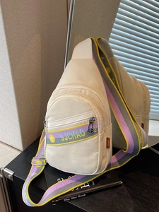 Sac de Poitrine Léger pour Femmes Streetwear Imprimé Lettres Sac Bandoulière Décontracté en Tissu Nylon Toile Sac à Épaule Voyage