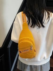 Sac de poitrine jaune léger avec bandoulière à lettrage contrasté élégant pour femmes