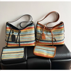 Détail de l'ensemble cabas tissé à rayures colorées avec des pochettes assorties
