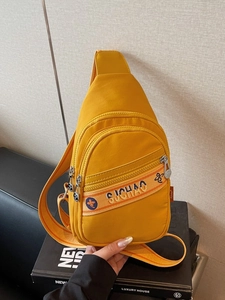 Sac de poitrine léger en nylon jaune avec coutures contrastées et bandoulière réglable