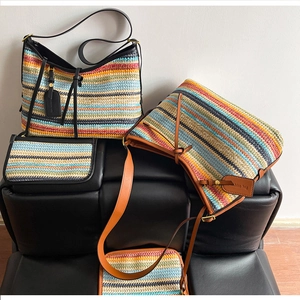 Détail d'un sac cabas tissé à rayures colorées avec anses en cuir et étiquette mode