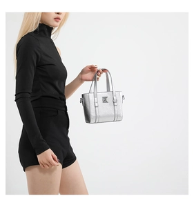 Dettaglio della mini borsa tote metallizzata argento con rivetto quadrato indossata