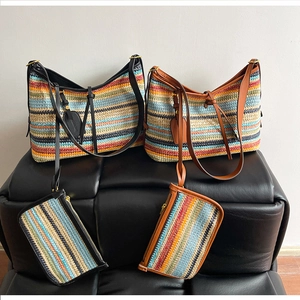 Détail de sacs fourre-tout tissés à rayures colorées avec garniture en cuir et pochette