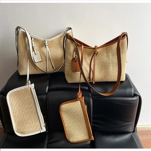 Détail de sacs fourre-tout en paille tissée avec garniture en cuir et pochettes assorties