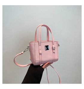 Dettaglio della mini borsa a secchiello rosa con pelle martellata e decoro nero
