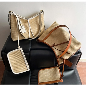 Détail d'un ensemble cabas en paille tressée avec bordure en cuir et petite pochette assortie