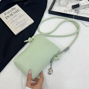 Détail du petit sac bandoulière vert menthe en cuir grainé avec sangle réglable