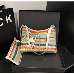 Détail du sac cabas tissé à rayures avec petite pochette assortie en boîte cadeau