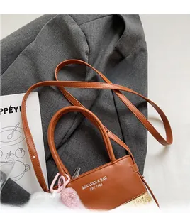 Dettaglio della borsa tote in pelle e paglia intrecciata con logo su sfondo grigio