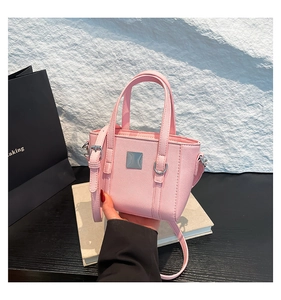 Dettaglio della texture pelle Saffiano rosa chiaro e parti metalliche argentate