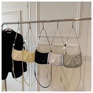 Détail de sacs seaux plissés en cinq couleurs avec breloques cœur et fines bandoulières