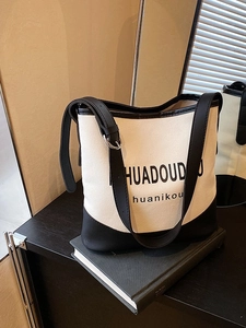 Contrast canvas bucket bag with HUADOUDUO print and adjustable black shoulder strap