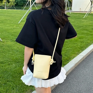 Vue extérieure d'un sac bandoulière jaune pâle pour téléphone avec logo SUNWOMEN