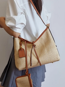 Sac fourre-tout en paille tissée avec garniture en cuir brun et pochette assortie