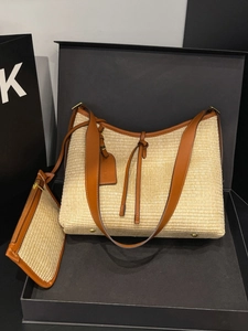 Ensemble sac cabas et pochette en paille tressée avec bordure en cuir marron et boîte