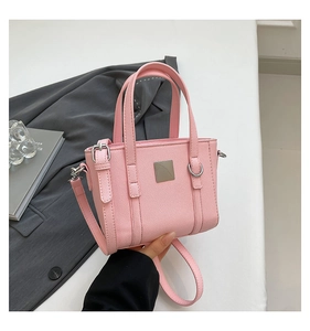 Dettaglio della mini borsa tote rosa con trama incrociata e finiture in metallo argento