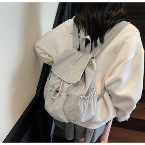 Detail des hellblauen Nylon-Rucksacks mit MUT ING Stickerei und Kordelzugverschluss
