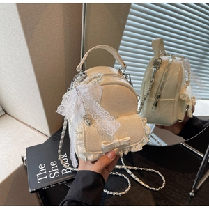 Mini sac à dos blanc avec poignée en perles, dentelle et cuir verni froissé brillant
