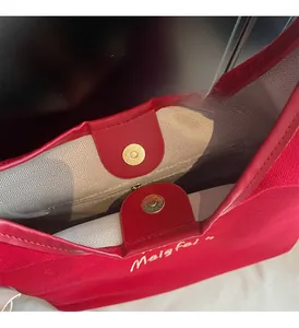 Détail de l'intérieur du cabas rouge en toile avec doublure à chevrons et fermoir magnétique