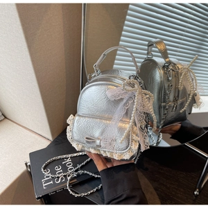 Détails du mini sac à dos argenté plissé avec dentelle et pendentif cœur sur miroir